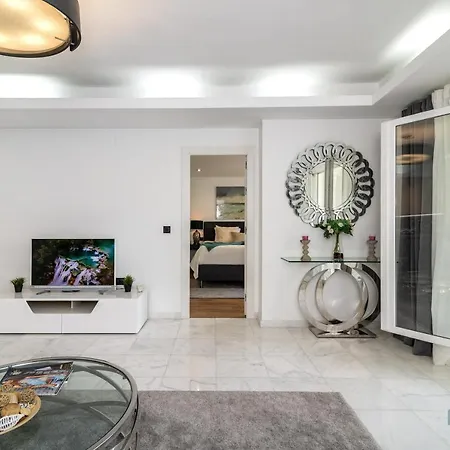 Luxurious Beachside In The Heart Of Puente