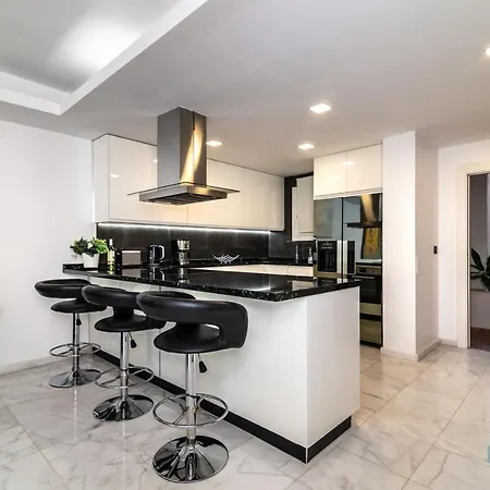 Luxurious Beachside In The Heart Of Puente