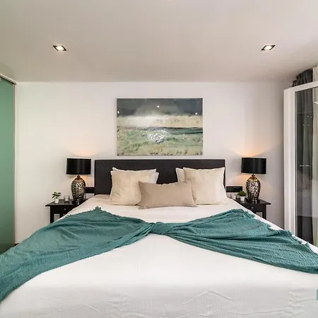 Luxurious Beachside In The Heart Of Puente 马尔韦利亚