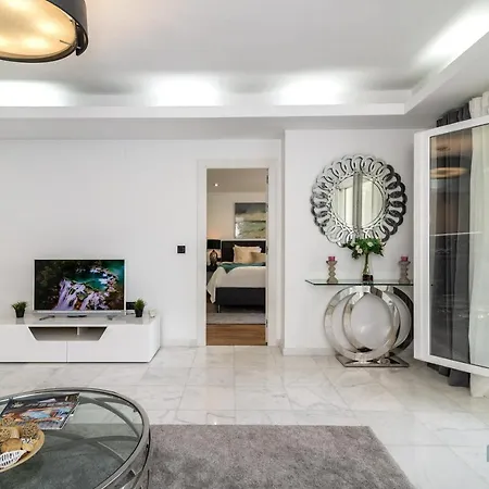 Luxurious Beachside In The Heart Of Puente