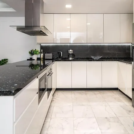 Luxurious Beachside In The Heart Of Puente