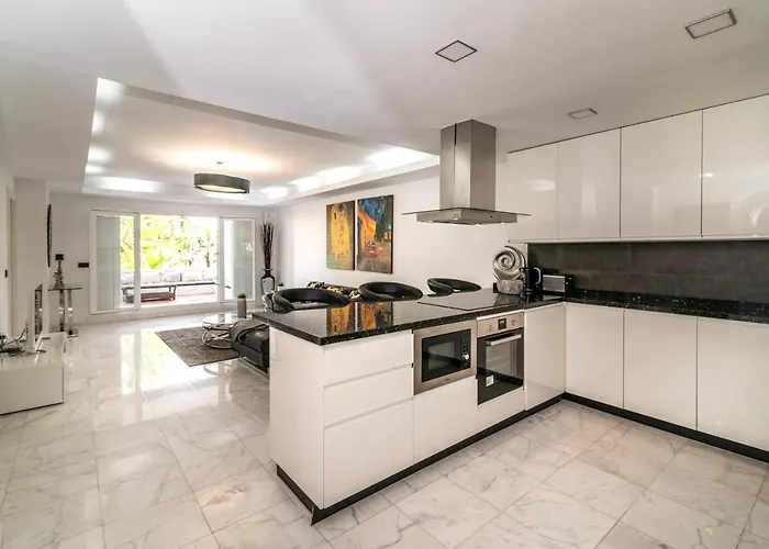 Luxurious Beachside In The Heart Of Puente