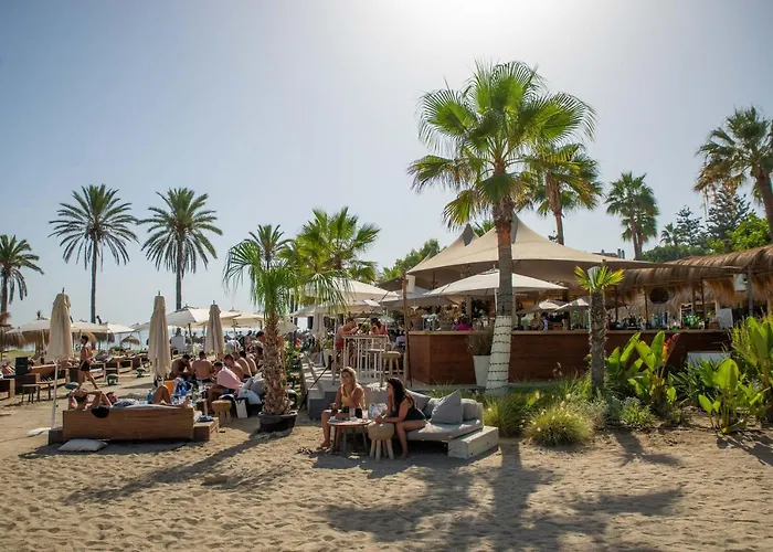 Lägenhet Luxurious Beachside In The Heart Of Puente Marbella