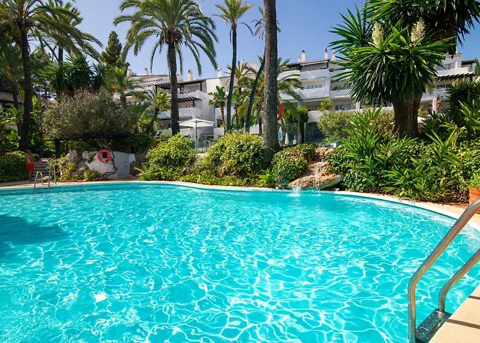 Lägenhet Luxurious Beachside In The Heart Of Puente Marbella