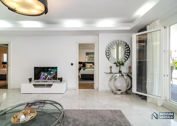 Luxurious Beachside In The Heart Of Puente