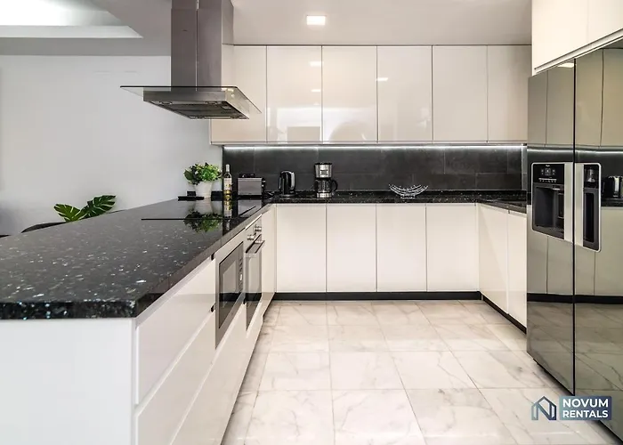 Luxurious Beachside In The Heart Of Puente