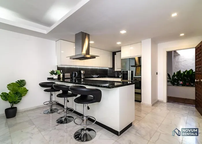 Luxurious Beachside In The Heart Of Puente