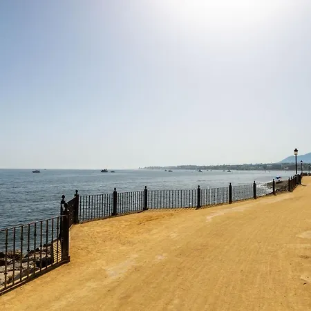 Luxurious Beachside In The Heart Of Puente 아파트 마르베야
