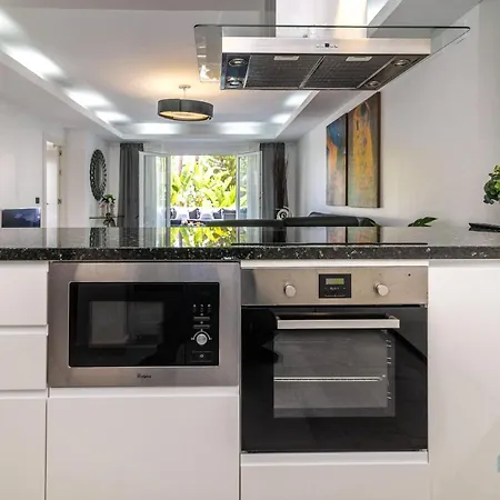 Luxurious Beachside In The Heart Of Puente 아파트 마르베야