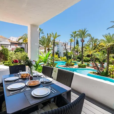 아파트 Luxurious Beachside In The Heart Of Puente 마르베야