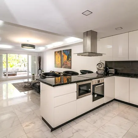 Luxurious Beachside In The Heart Of Puente